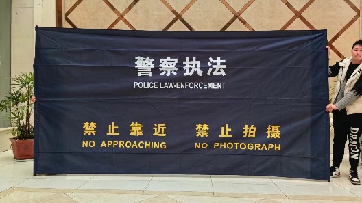 便攜與安全兼?zhèn)洌焊邚?qiáng)度碳纖維伸縮桿警用圍檔的特點(diǎn)解析